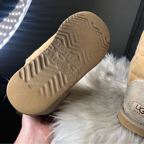 Ugg size 6 womens classic short beige taupe boots - Picture 4 of 10